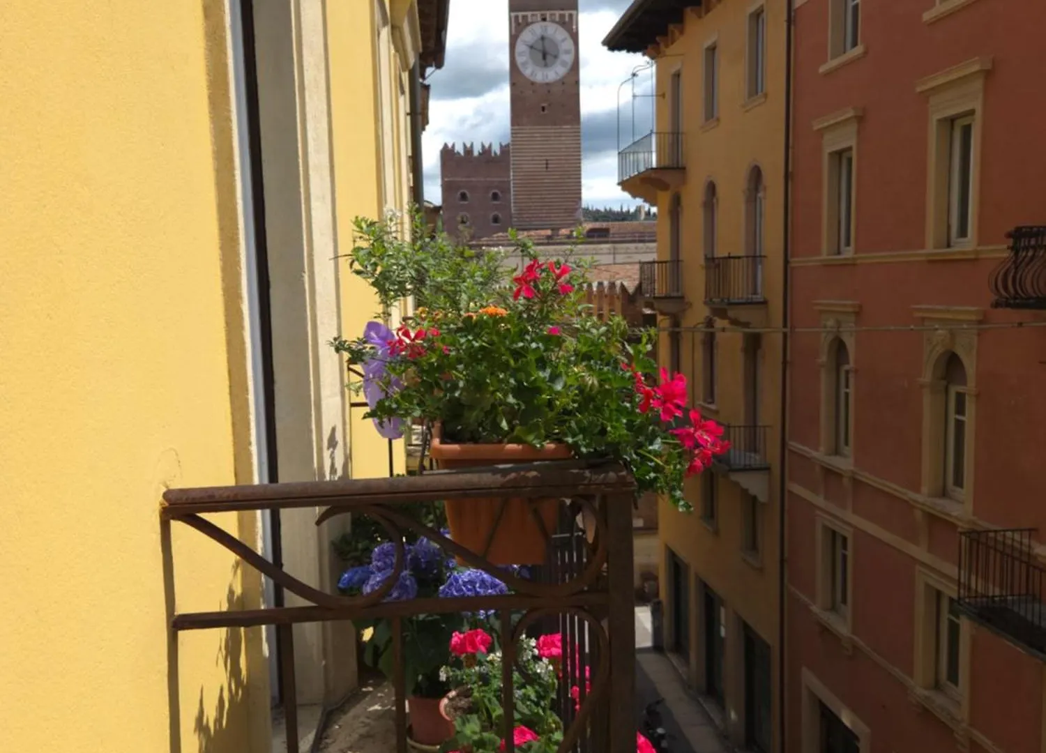 Scalette Room Verona 0*,  Italia